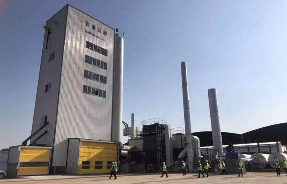 2018年10月12日，來自全國(guó)各地的筑養(yǎng)路行業(yè)專家、高?？蒲袑W(xué)者等150余人，蒞臨豐城綜合養(yǎng)護(hù)中心，現(xiàn)場(chǎng)觀摩全環(huán)保瀝青攪拌設(shè)備及各類環(huán)保裝置。