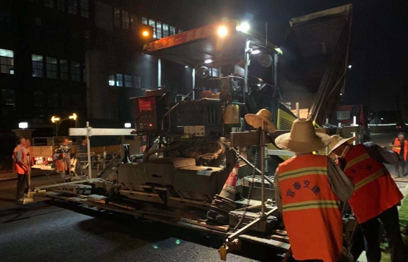 爭(zhēng)分奪秒，挑燈夜戰(zhàn)趕工期